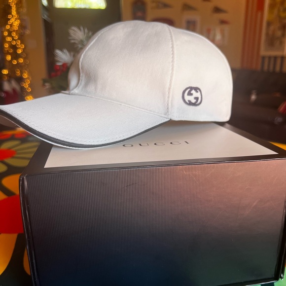 GUCCI WHITE GG HAT W/BOX - Picture 1 of 16